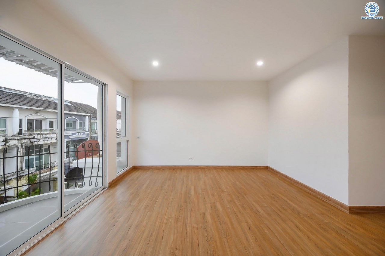 บ้านมือสองตกแต่งใหม่ ทาวน์โฮม 3 ชั้น โครงการ พรีเมี่ยมเพลส รามอินทรา เนื้อที่ 21.2 ตร.ว. ฟังก์ชัน 3 ห้องนอน 4 ห้องน้ำ 2 ที่จอดรถ ทำเลใจกลางเมือง เชื่อมต่อทั้ง ถ.ประเสริฐมนูญกิจ, ถ.ลาดพร้าว, ถ.รามอินทรา ใกล้ทางด่วน "รามอินทรา" และรถไฟฟ้าสายสีชมพู "สถานีมัยลาภ"